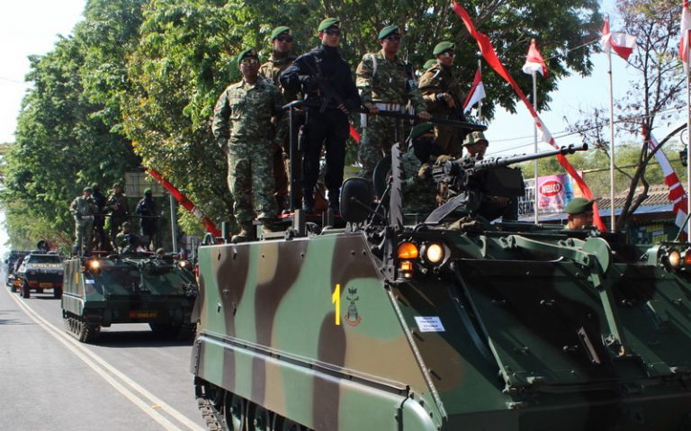 Yonif MR 413 Kostrad Ramaikan Karnaval dengan Tank M113 A3