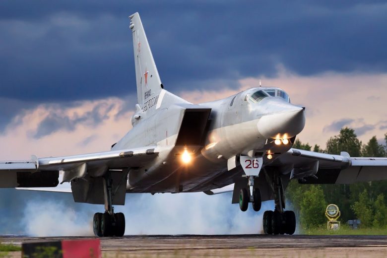 Bomber Tu-22 M Rusia Serang Simulasi Lapangan Udara Musuh