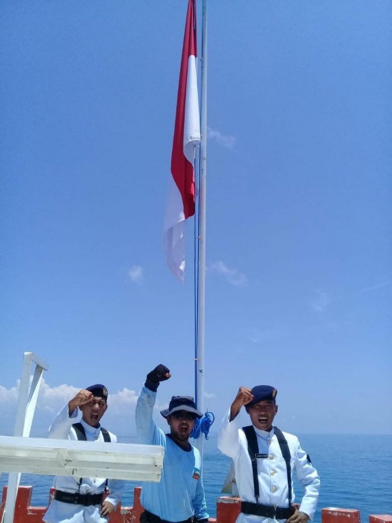 TNI AL Bangga Kibarkan Bendera Merah Putih di Perairan Ambalat – Militer.or.id