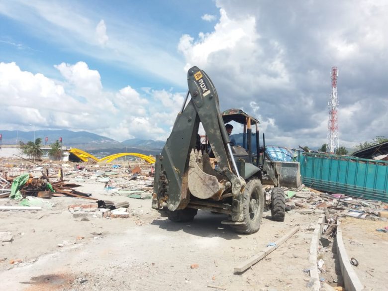 Prajurit TNI Bersihan Puing Pasca-Gempa di Palu – Militer.or.id