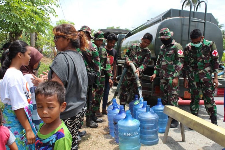 TNI Bantu Air Bersih di Pengungsian Korban Gempa Palu – Militer.or.id