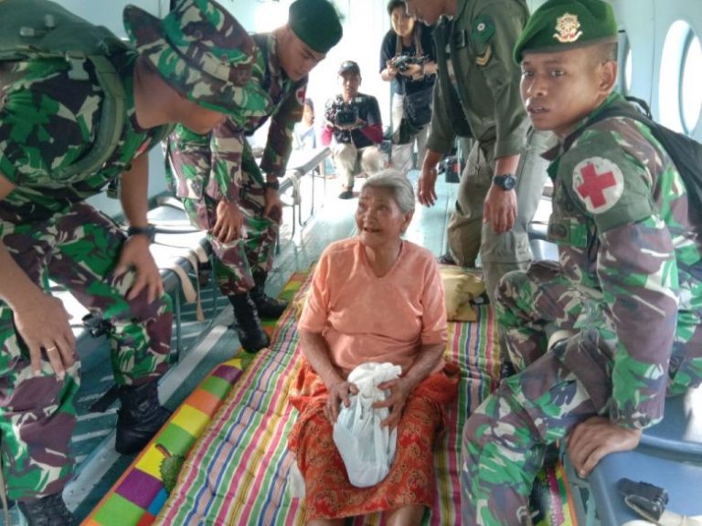 TNI Terbangkan Korban Patah Tulang Kaki ke RSUD Undata Palu – Militer.or.id