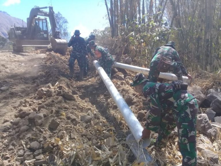 TNI Bantu Pasang Saluran Pipa Air Bersih dari Gunung Rinjani – Militer.or.id