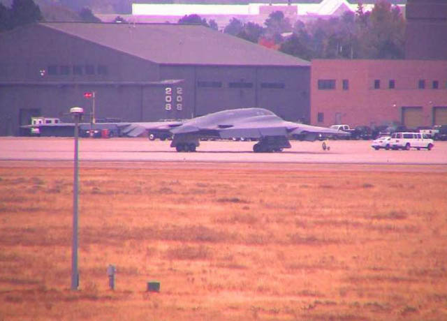 Pengebom Strategis B-2 Spirit Mendarat Darurat di Colorado – Militer.or.id