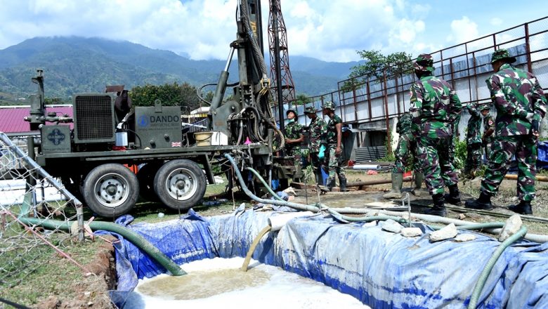TNI Bangun Sumur Bor untuk Pengungsi di Desa Gawalise Palu – Militer.or.id