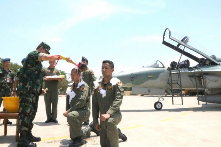 Dua Perwira Muda Lulus Jadi Penerbang Pesawat Tempur – Militer.or.id