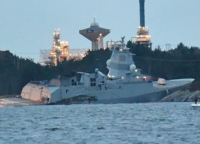 Fregat Angkatan Laut Norwegia Bertabrakan dengan Tanker