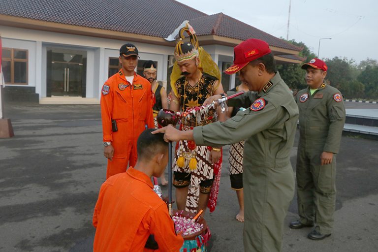 Tradisi Penyerahan Brevet Penerbang 15 Calon Pilot Militer