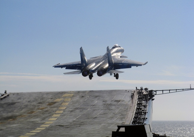 Kapal induk menjadi hal penting untuk mendukung operasi penerbangan. Sukhoi Su-33 adalah jet utama penerbangan angkatan laut Rusia yang berbasis di kapal induk 