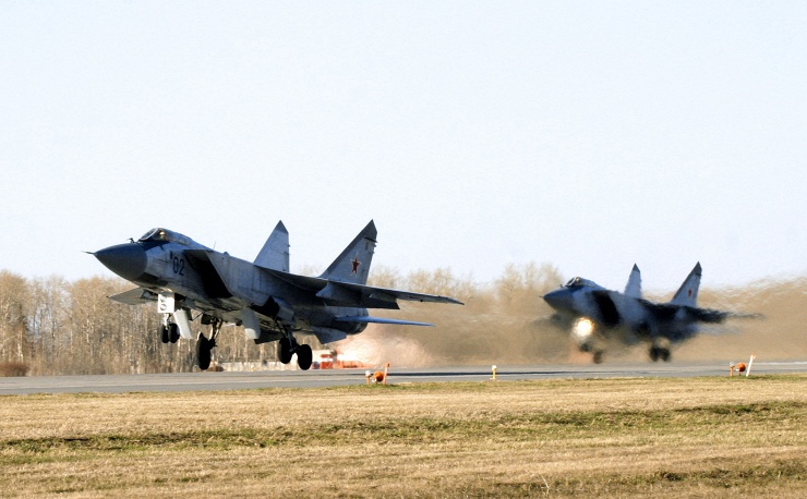 Mikoyan MiG-31 adalah pesawat pencegat supersonik memiliki kecepatan maksimum 3000 km / jam dan bisa terbang di ketinggian hingga 20 kilometer. 