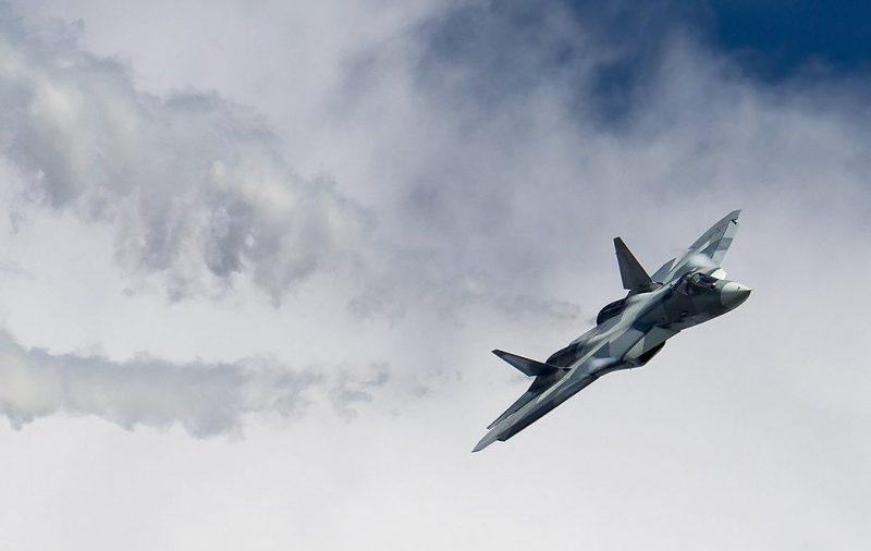 Aksi Su-57 Tempel Ketat Pesawat Turboprop
