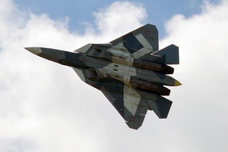 Desainer: Su-57 Rusia Gabungkan Fungsi F-22 dan F-35 AS
