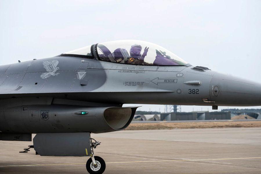 Gunakan Komponen Usang, Mesin F-16 Tebakar