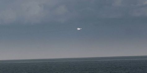 Potongan video memperlihatkan salah satu jet tempur Rusia mengelilingi kapal perang Inggris HMS Duncan di Laut Hitam pada Mei lalu. (Daily Mail)