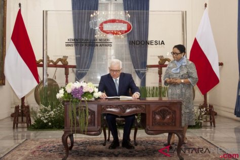 Indonesian Foreign Minister Retno Marsudi (right) welcomed the arrival of Polish Foreign Minister Jacek Czaputowicz (left). (Antara)