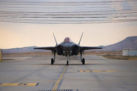 Satu dari dua pesawat jet tempur siluman F-35 buatan Lockheed Martin Amerika Serikat mendarat di Israel hari Minggu (25112018). IDF