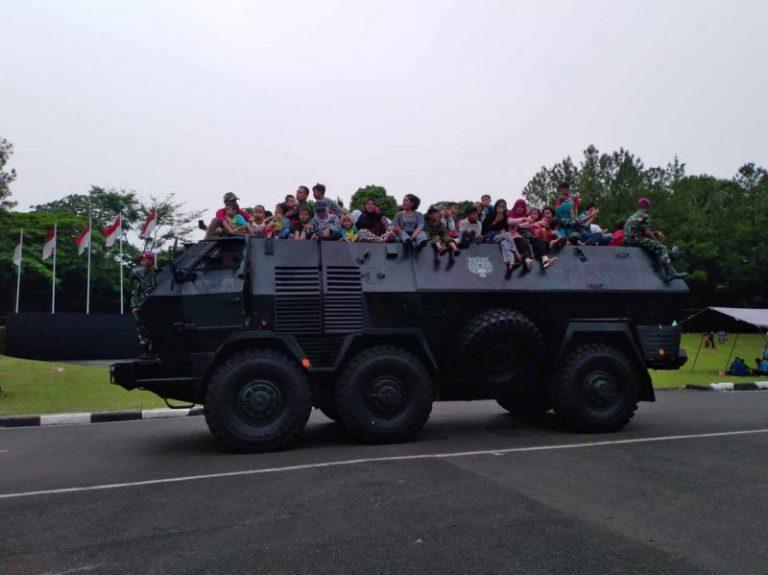 Naik Tank Favorit Warga di Pesta Rakyat Marinir di Cilandak