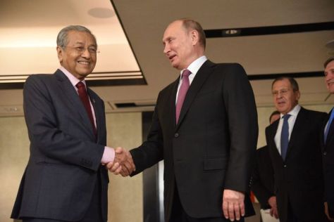 Perdana Menteri (PM) Malaysia, Mahathir Mohamad, bertemu dengan Presiden Rusia Vladimir dalam pertemuan ASEAN di Singapura. (Malay Mail)