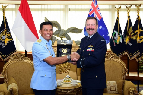 Kasau Marsekal TNI Yuyu Sutisna, SE, MM dengan Chief of Air Force RAAF Air Marshal Leo Davies, AO, CSC