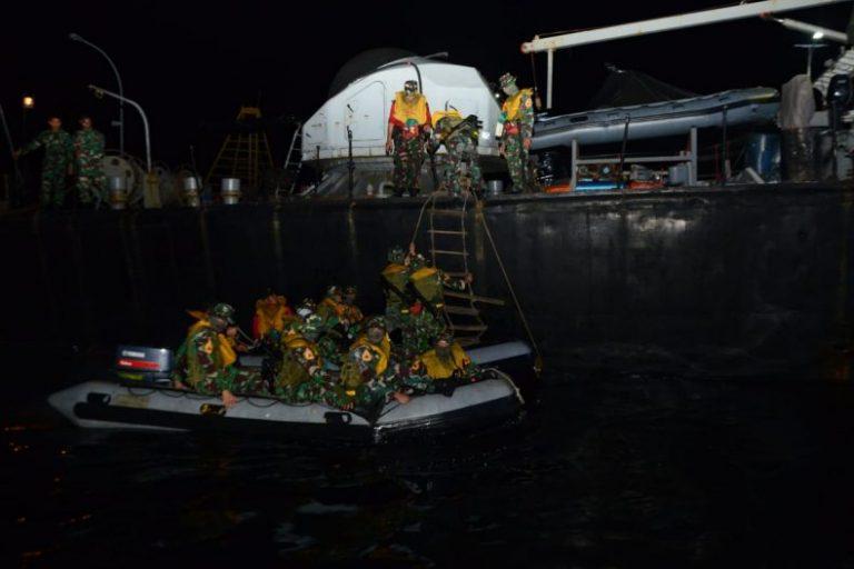 Taruna AAL Korps Marinir Latihan Pendaratan di Selat Lampa