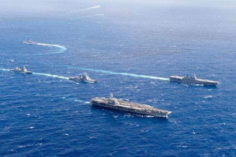 USS Ronald Reagan berada dalam formasi dengan kapal Pasukan Maritim Jepang selama Latihan Tahunan. (U.S. Navy)