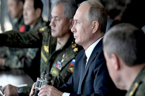 Presiden Rusia Vladimir Vladimorvich Putin saat memantau latihan perang Vostok 2018, September lalu. Sputnik