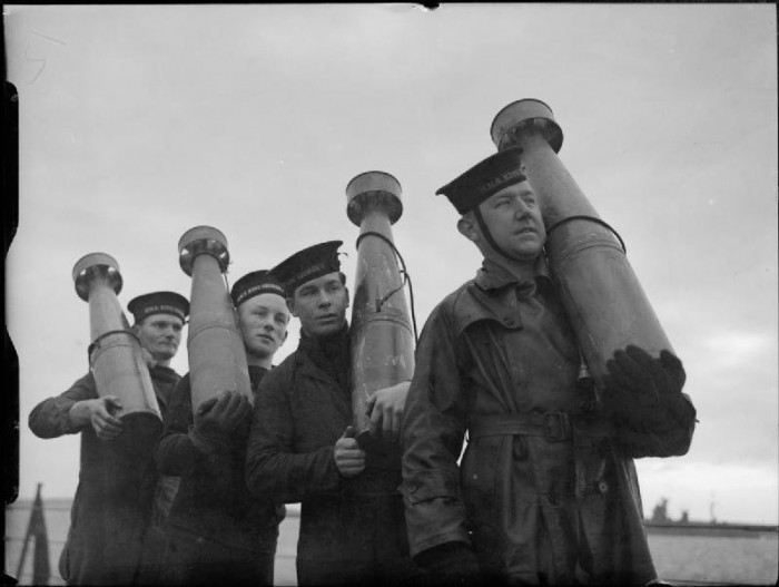 Awak di HMS King George V membawa UP unrotated proyektil antipesawat 