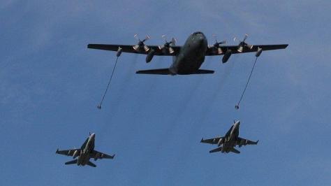 F-18 milik AS tengah mengisi bahan bakar dari pesawat militer tanker C-130. (flickr)