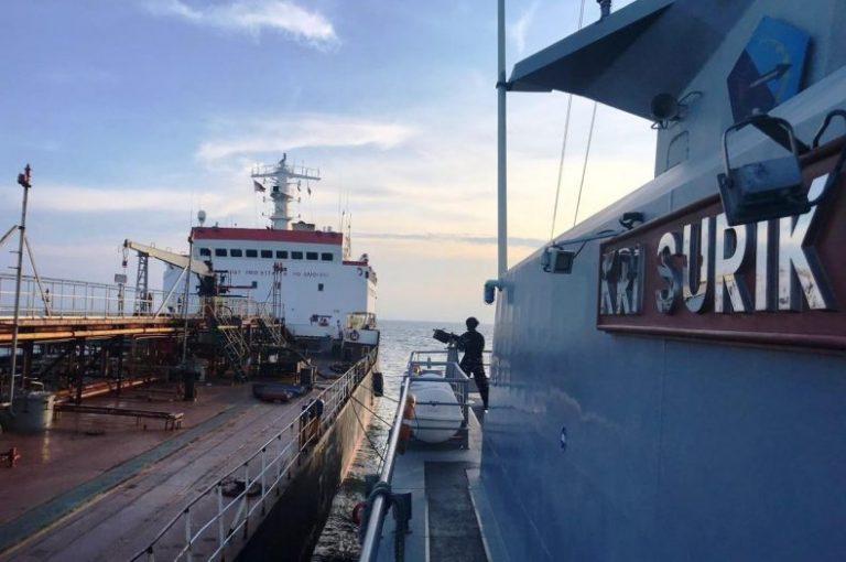 KRI Surik-645 Tangkap Kapal di Perairan Sungai Guntung